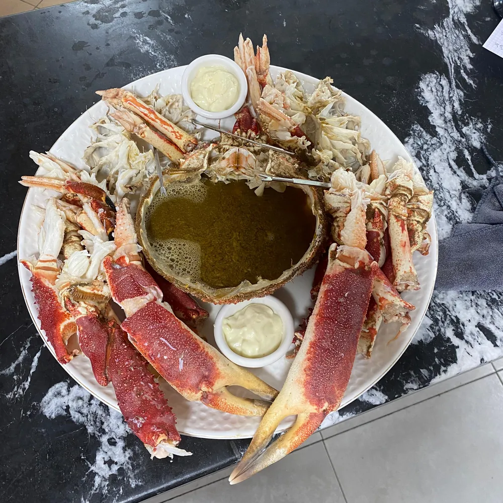 Araignée de mer ouverte, pinces et pattes rouges autour de la carapace, petits pots de mayonnaise