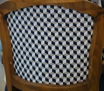 Dossier de fauteuil en bois tendu d'un tissu à motif de cubes bleu marine et blanc