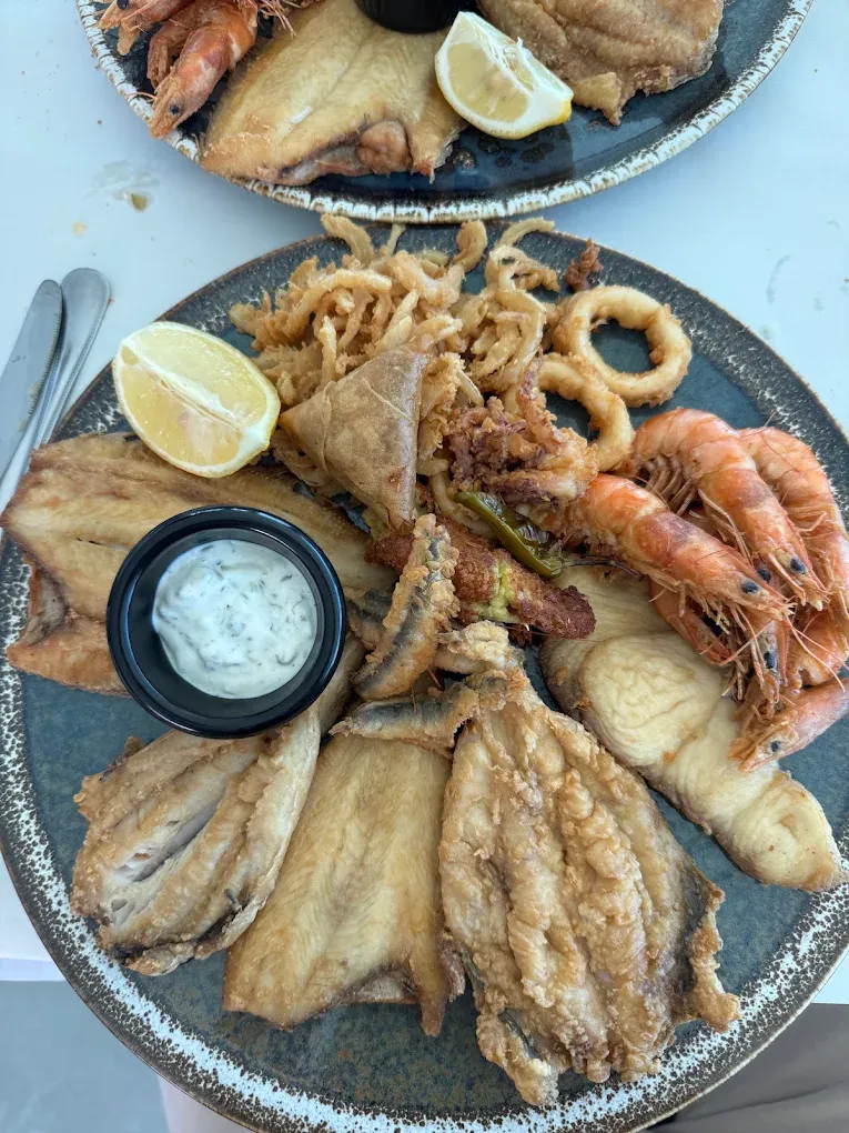 Friture Mucho : filets de poisson dorés, crevettes, calamars, citron et sauce blanche